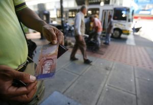 Se acentúa escasez de billetes de 100 y 50 bolívares