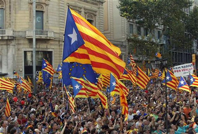 Gobierno catalán suspende campaña por el referéndum independentista