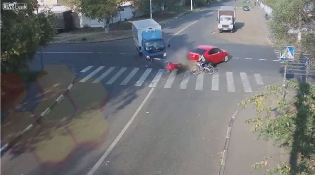 Este ciclista se salvó de la muerte por “un pelito” (Video)