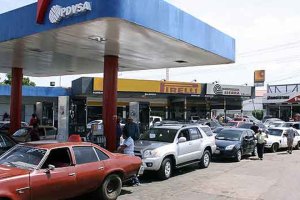 Sigue la escasez de gasolina en un país petrolero