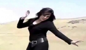 Mujer iraní desafía las leyes islámicas con una danza en la que se quita el velo (Foto)