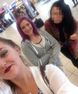 Tres chicas engañadas humillan a su novio en el aeropuerto