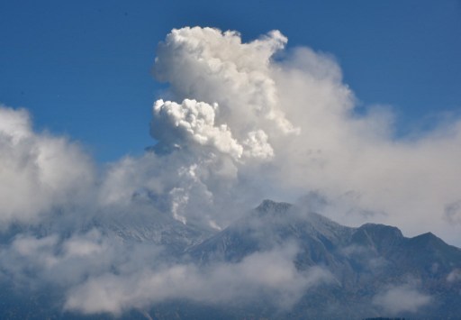 Confirman cuatro muertos tras erupción volcánica en Japón