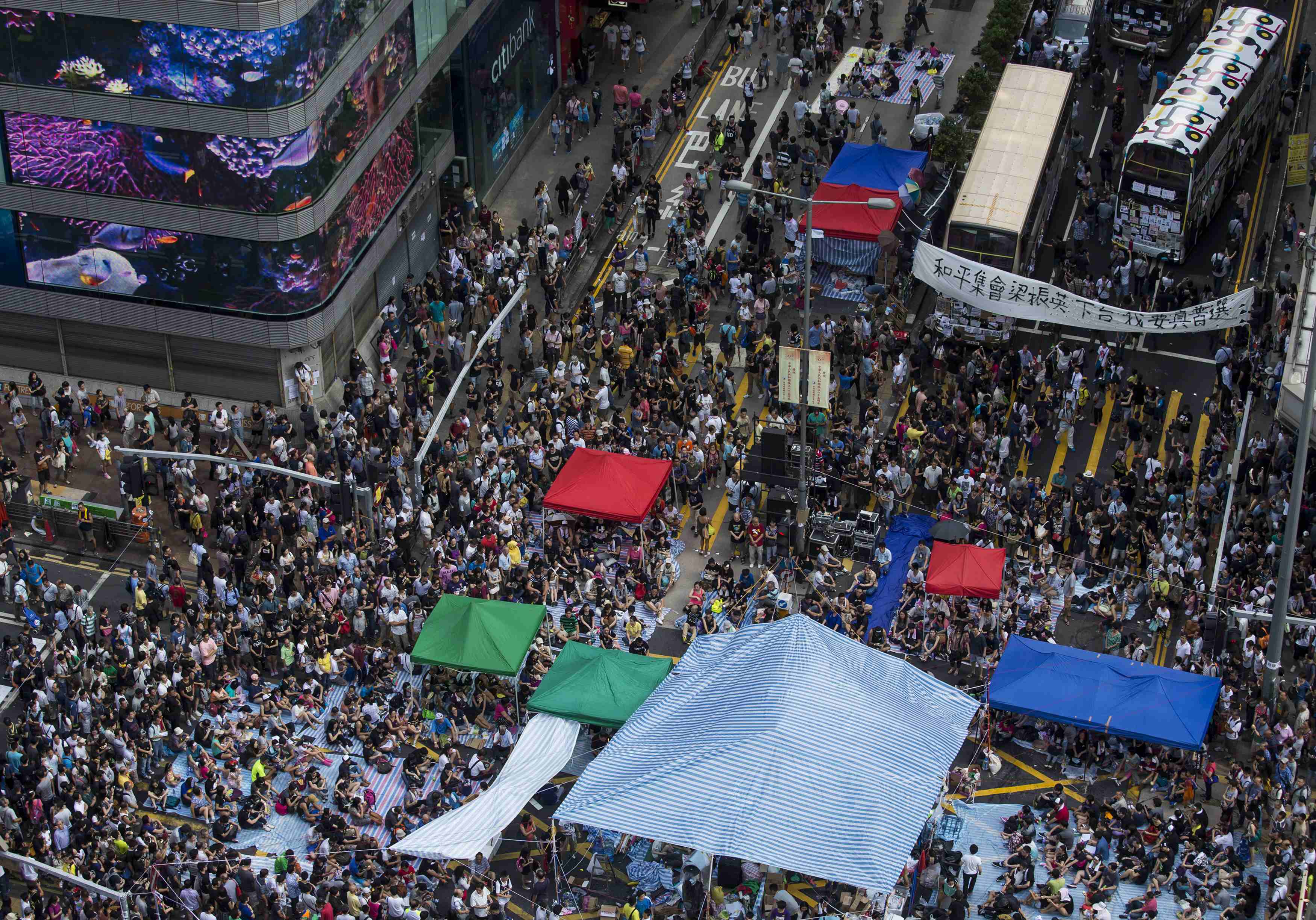 Manifestantes prodemocracia se congregan de nuevo en Hong Kong, en el día nacional chino