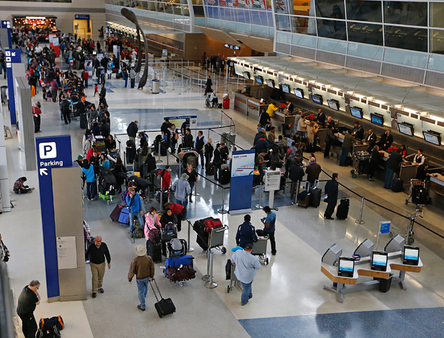 EEUU evalúa nuevos controles en aeropuertos para viajeros de países con ébola