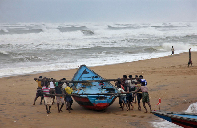 India evacúa a más de 100 mil personas ante fortalecimiento de ciclón Hudhud