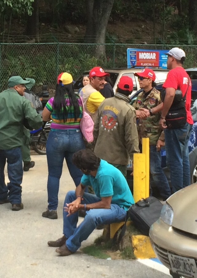 La inútil presencia de las “Aguilas Rojas” en la votación del Colegio de Ingenieros (fotodetalles)