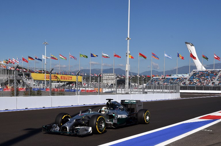 Hamilton manda en los entrenamientos sobre la desconocida pista de Sochi