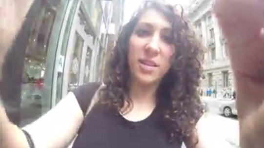 El “buceo” intenso a una mujer en la calle: 108 comentarios en 10 horas (Video)
