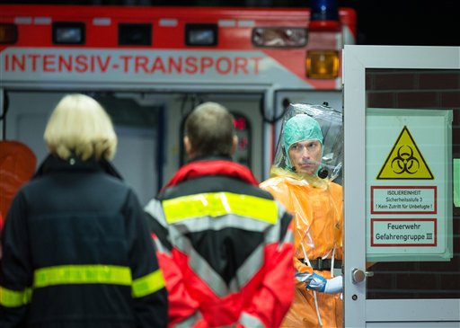 Médico ugandés con ébola llega a Alemania