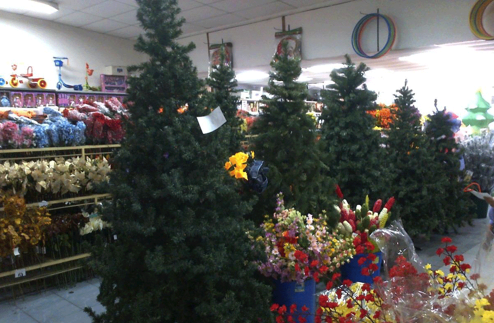 No llegan luces para arbolitos navideños