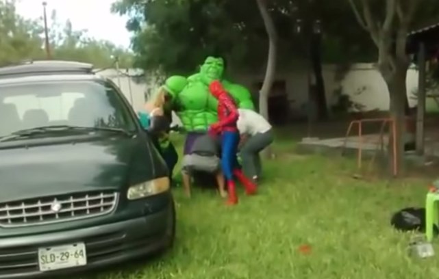 Este “Hulk” se cayó varias veces en un cumpleaños infantil (Fotos + Video)