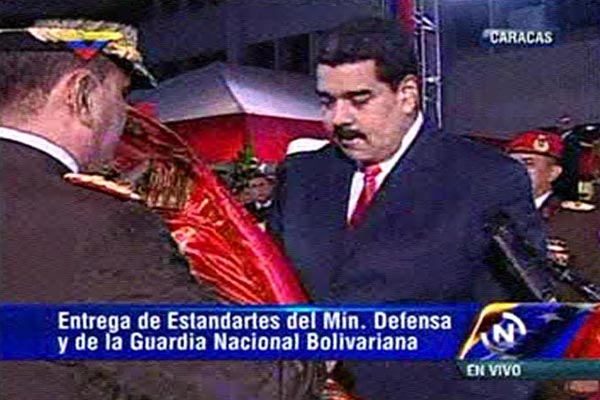 Maduro entrega a Padrino López el estandarte del Ministerio de Defensa
