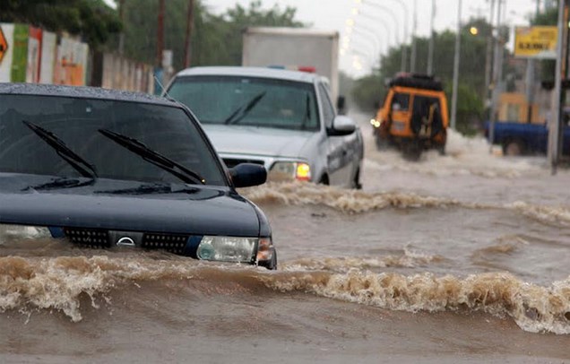 Carros convertidos casi en lancha por calles inundadas en Maracaibo (Fotos)