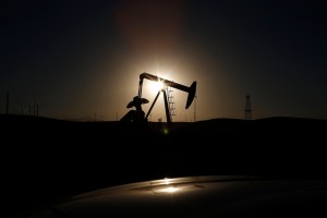 El petróleo Brent sube más del 6 % y recupera los 30 dólares por barril