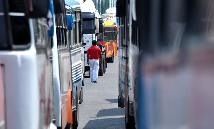 Transportistas paralizan sus actividades por escasez de repuestos y aceite