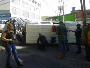 Se volcó camioneta del Cicpc en Los Teques (Fotos)