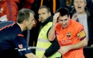 VIDEO: Messi recibió un botellazo en pleno juego