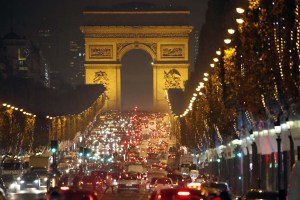 ¡Bellísimo! llegó la navidad en París, iluminaron los Campos Elíseos (fotos)