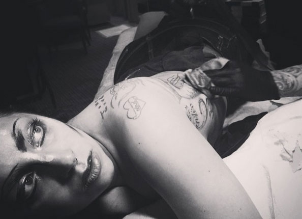 El nuevo tatuaje de Lady Gaga para celebra los cinco años de “The Fame Monster”