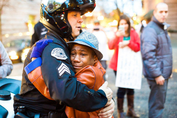 Conmovedor abrazo entre policía blanco y joven negro inunda las redes sociales (Foto)