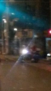 Sólo en Venezuela: “MotoSanta” se pasea por la Caracas nocturna (Foto)