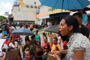 Más de 10 días llevan guayaneses en cola para comprar equipos electrodomésticos