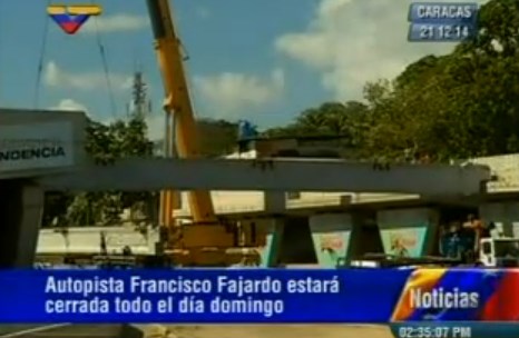 En video la colocación del puente en la autopista Francisco Fajardo
