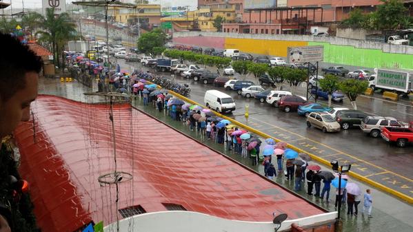 Así está la cola para comprar jabón y leche en La Casona (Foto)