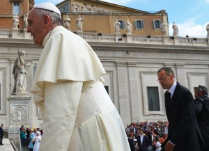 El Papa Francisco despide al comandante de la Guardia Suiza por ser demasiado estricto