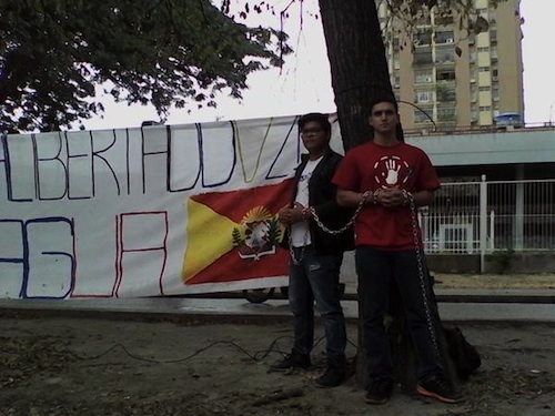 Estudiantes se encadenan en Maracay (Fotos)