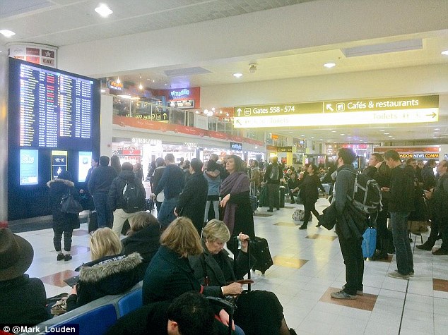 Una falla técnica interrumpió operaciones en aeropuertos de Londres