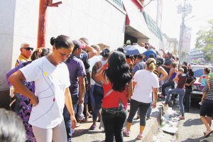 Revenden paquete de papel higiénico en 300 bolívares