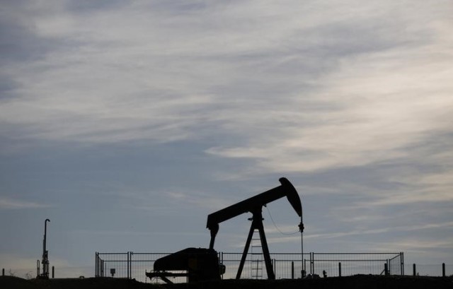 El petróleo cae levemente en un mercado pendiente de factores geopolíticos