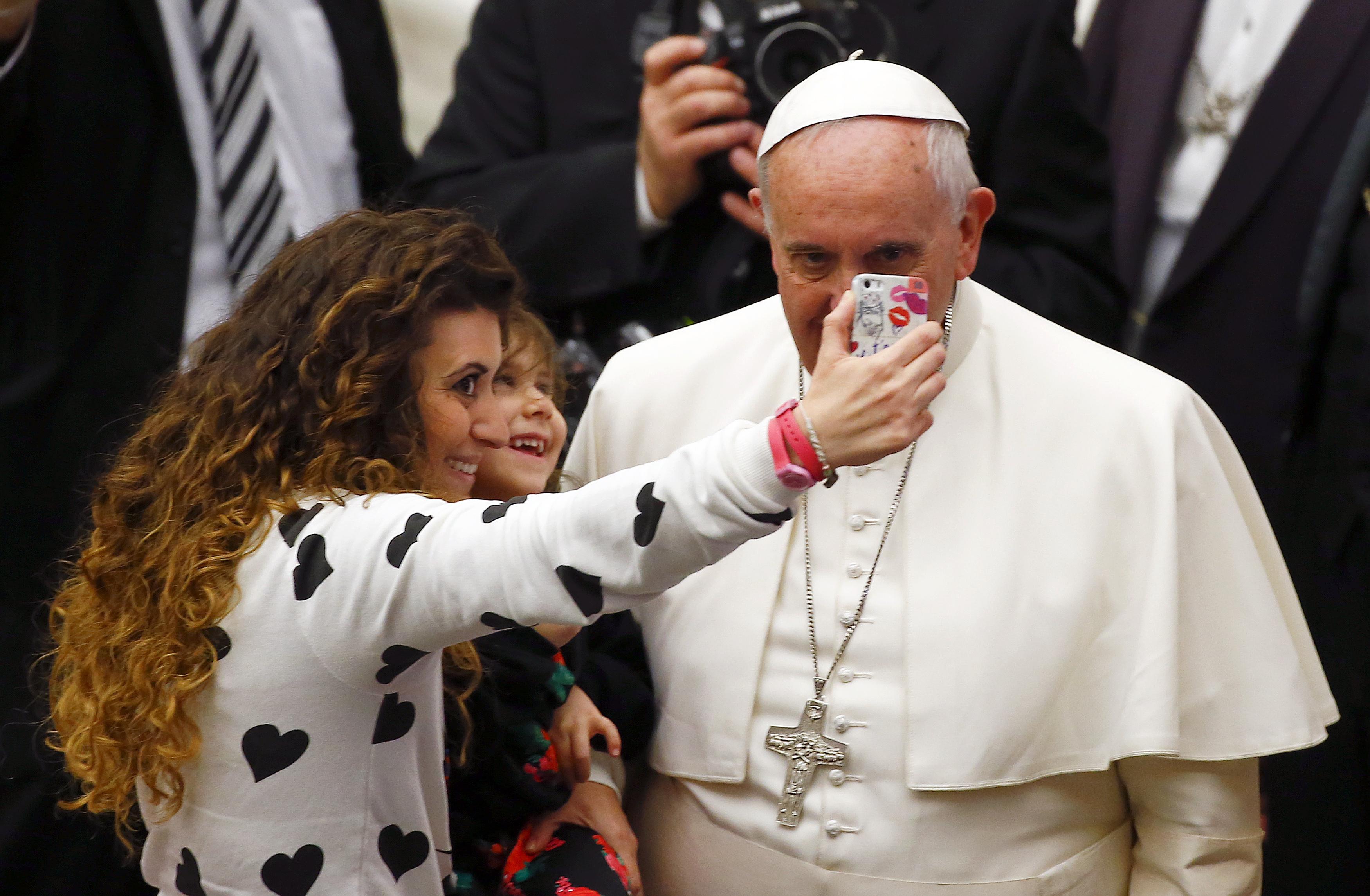 Papa elogia la familia numerosa tras controversia por decir que católicos procrean “como conejos”