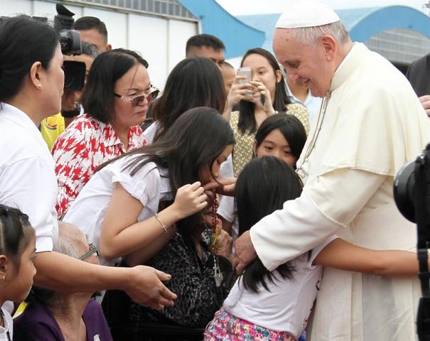 El Papa afronta tormenta para consolar a supervivientes del tifón Yolanda
