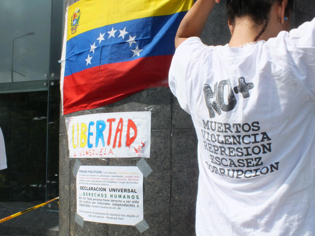 Jóvenes encadenados aún esperan por un alto comisionado del Pnud en Caracas (Fotos)