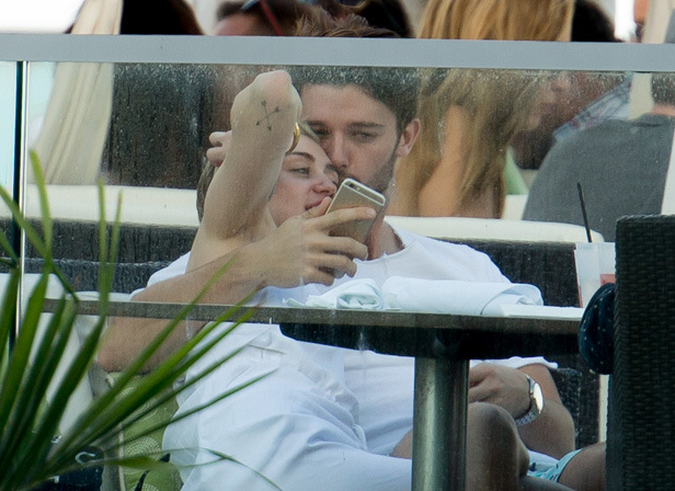 Miley Cyrus y Patrick Schwarzenegger mostraron lo suyo en Hawái