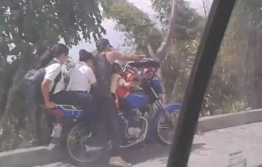 ¡Solo en Venezuela! Ni uno, ni dos… sino cuatro en una moto (Video)