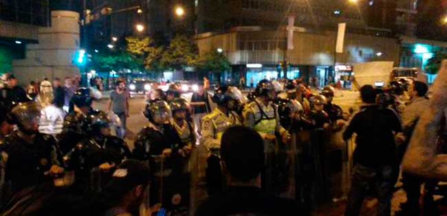 Vuelven las barricadas y las lacrimógenas a Chacao; PNB armó un piquete #8E (Fotos)