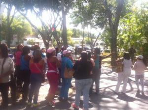 Mujeres protestan en La Casona: “No más colas, queremos comida” (Fotos y video)