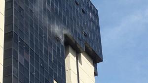 Seis lesionados tras incendio en edificio en Valencia