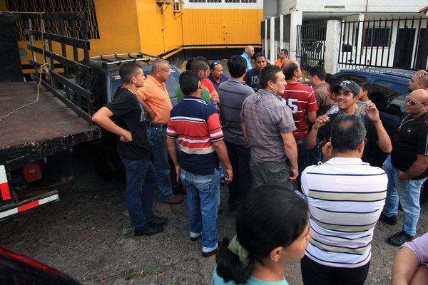 Por una batería de carro hasta duermen en la calle (Fotos)