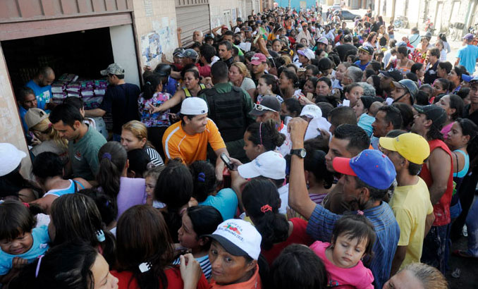 Larenses desesperados por comprar pañales y productos de limpieza