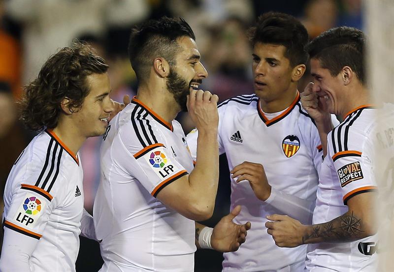 El Valencia se pone tercero, el Athletic toca fondo