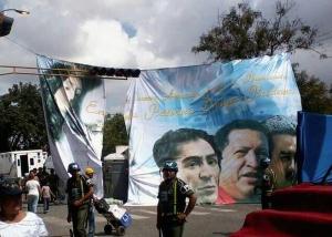 Pendón con imagen de la Divina Pastora y Chávez se parte en dos (Foto)