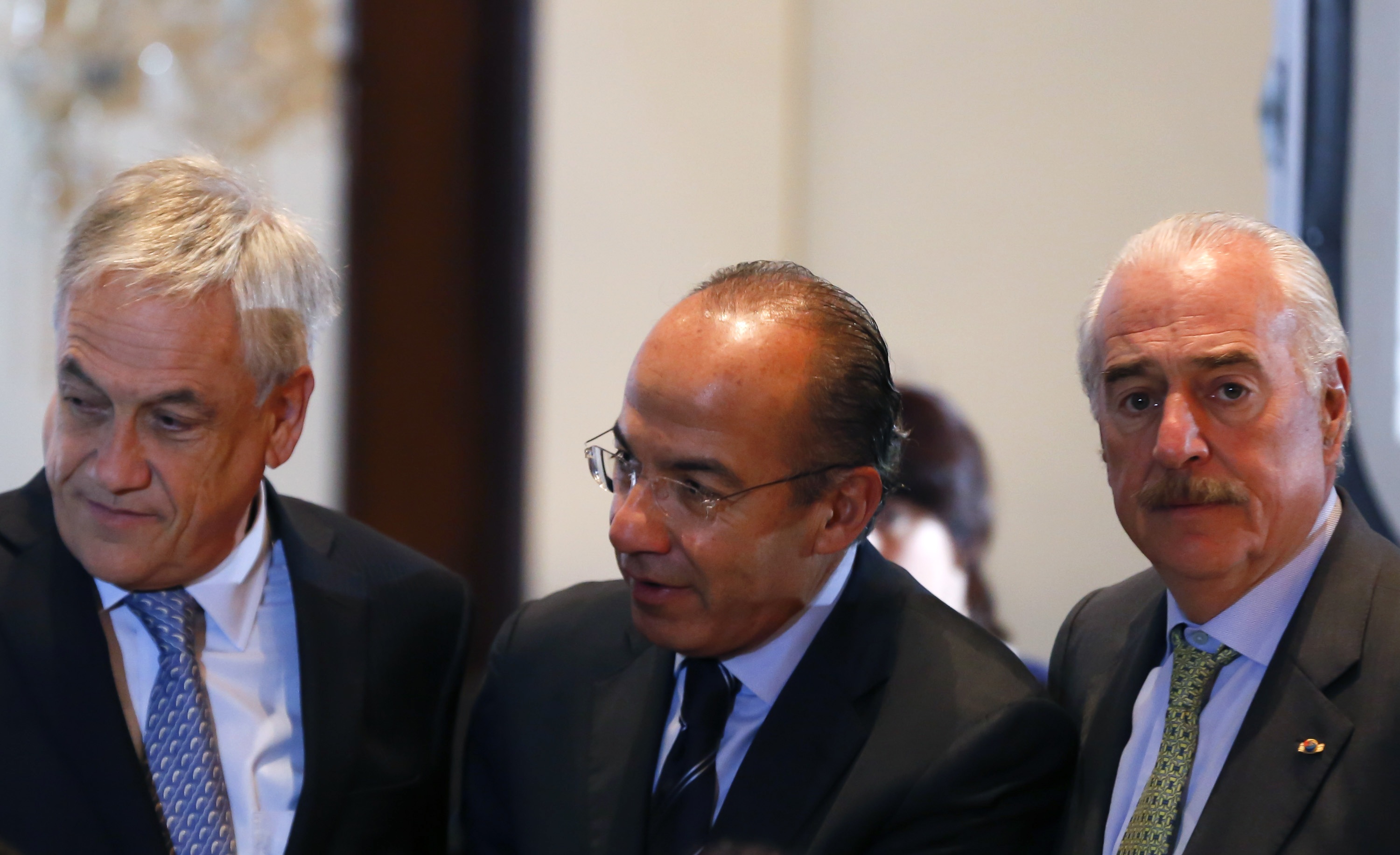 Expresidentes Calderón y Piñera: Latinoamérica ha sido permisiva con Cuba y Venezuela