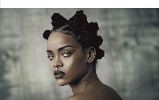 Rihanna y su nuevo look… Si, en topless y con pantalones prestados