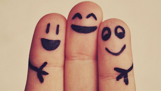 tres-dedos-figurando-trio-de-amigos-sonrientes-y-felices-fondo-gris