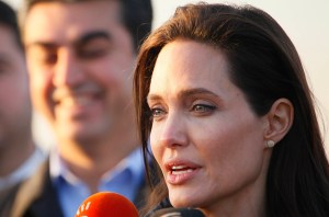 ¡Extrema delgadez! Angelina Jolie solo pesa 37 kilos  (FOTO)